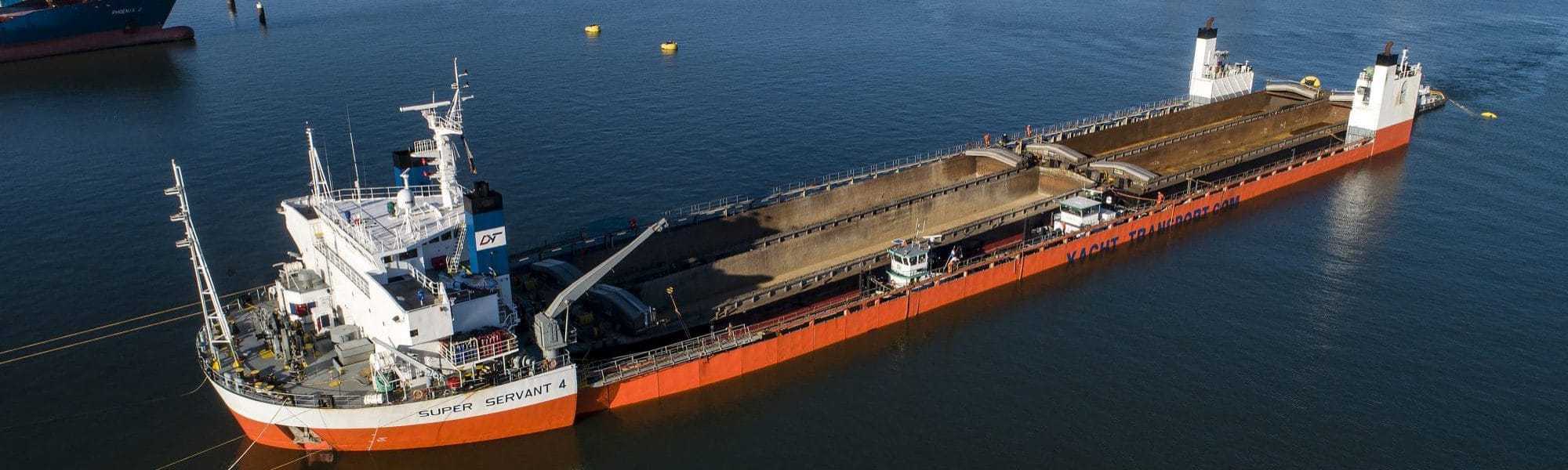 Submersable vessel for heavy lift projects