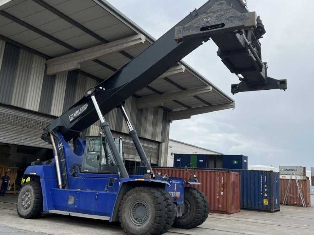 Full-container reach stacker Kalmar DRG420-60S5